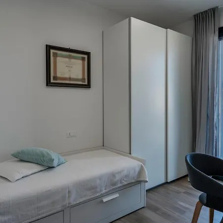 Relax Luxury Sirmio - Elegante Trilocale Con Piscina A シルミオーネ